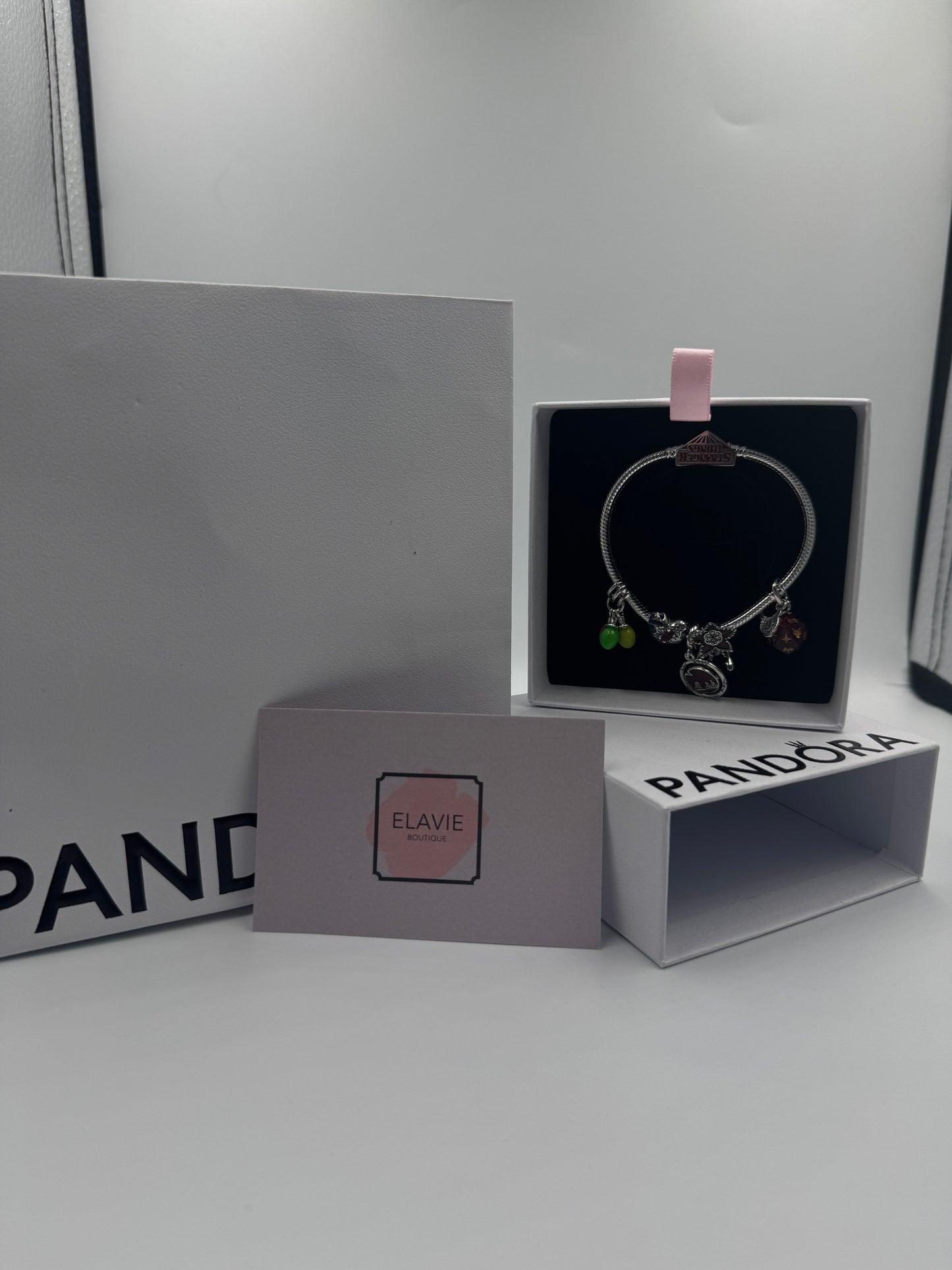 Pack Pulsera Stranger + 6 CHARMS 🎲