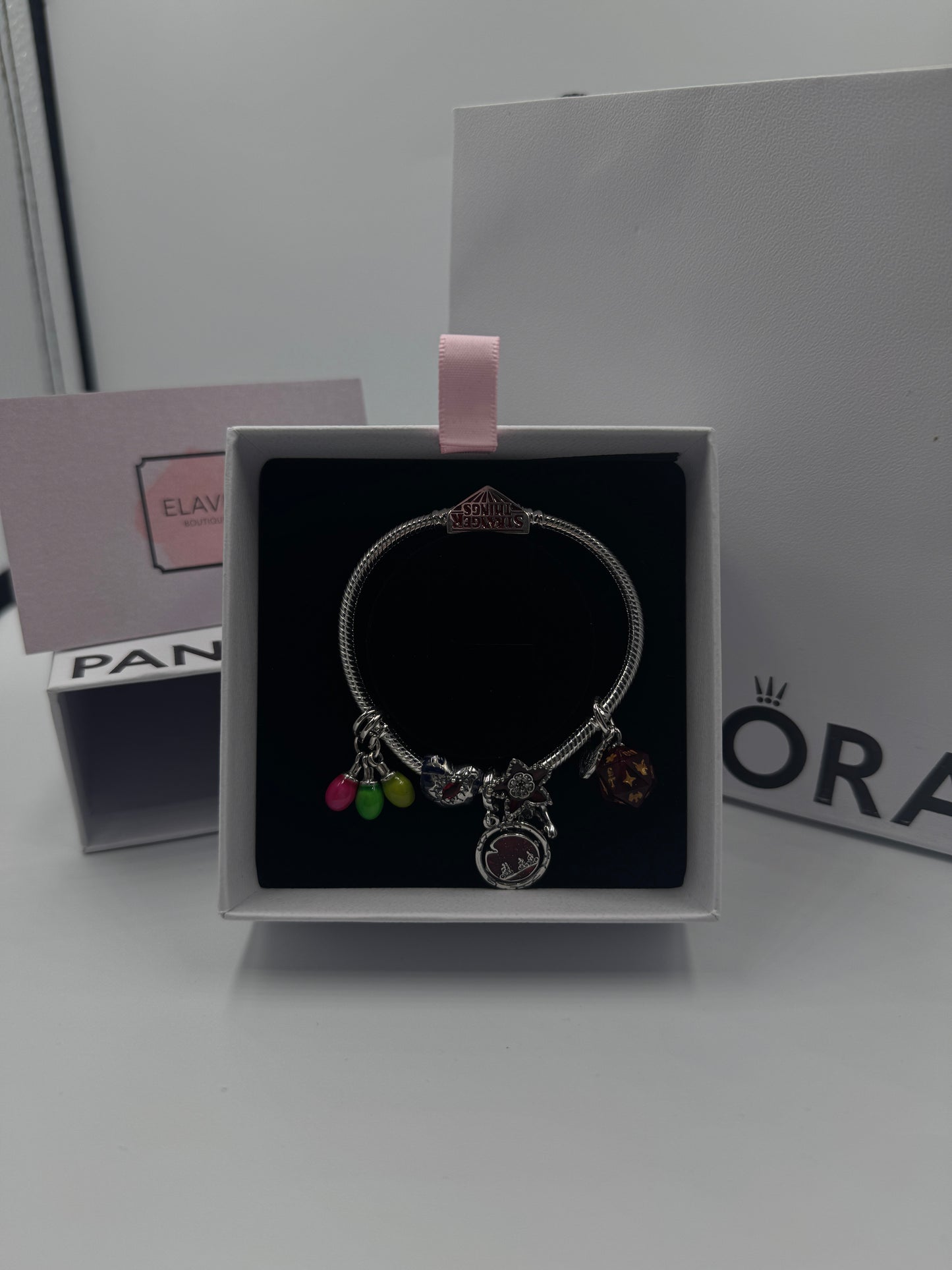 Pack Pulsera Stranger + 6 CHARMS 🎲