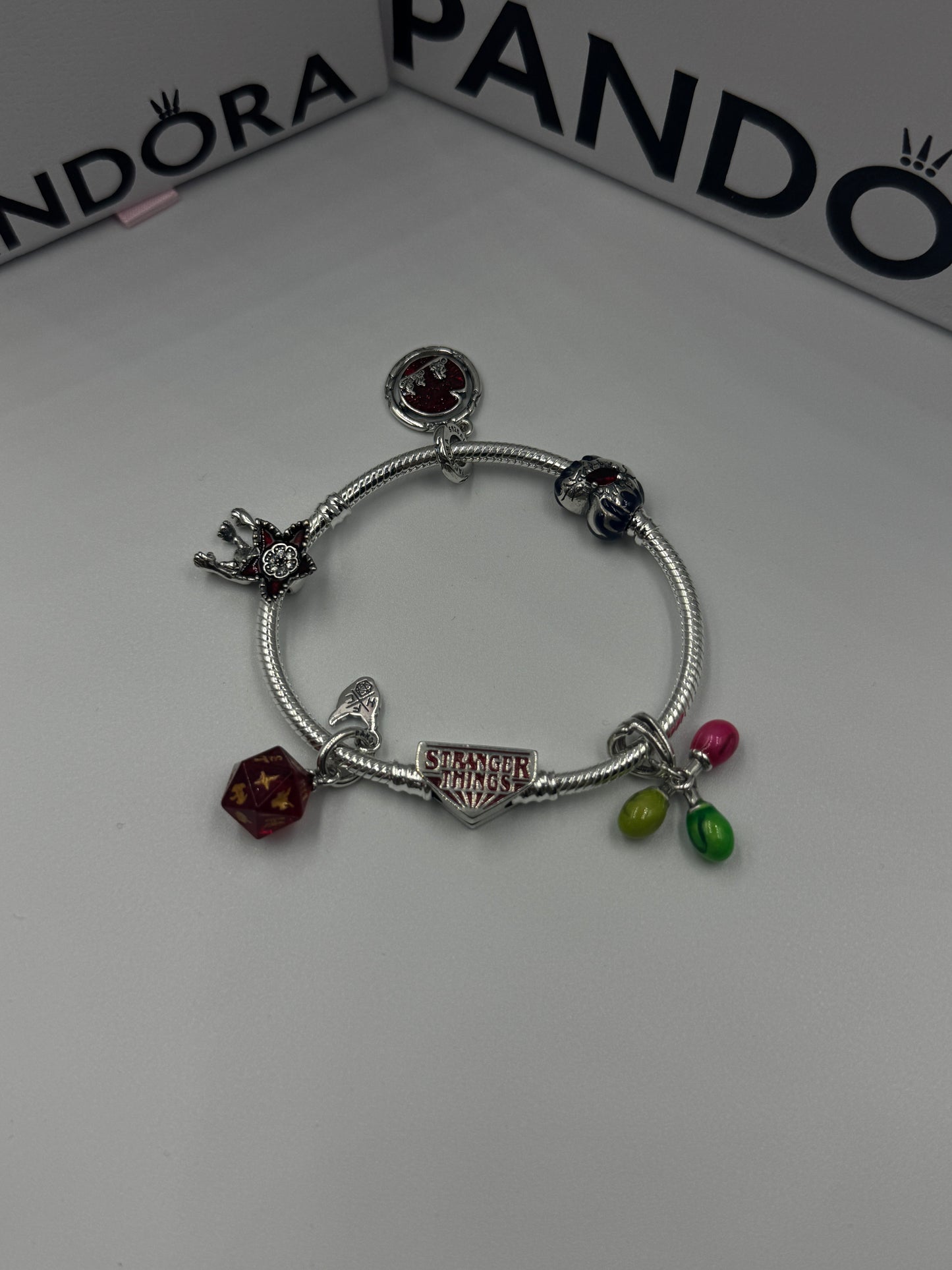 Pack Pulsera Stranger + 6 CHARMS 🎲